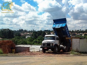 Caminhão basculante em entrega de terra para aterro